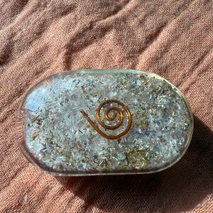 Orgonite Energy Palm Stone 27 g Resin with Copper & Quartz